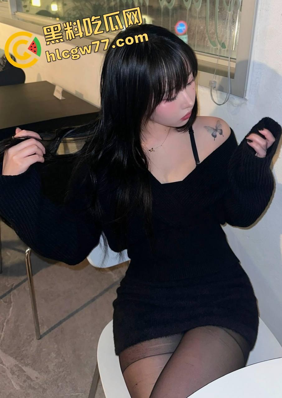 石家庄精神小妹【李亿亿】穿JK制服上门舔棒,含着鸡巴的样子贱得想让人一巴掌操她脸上!-3