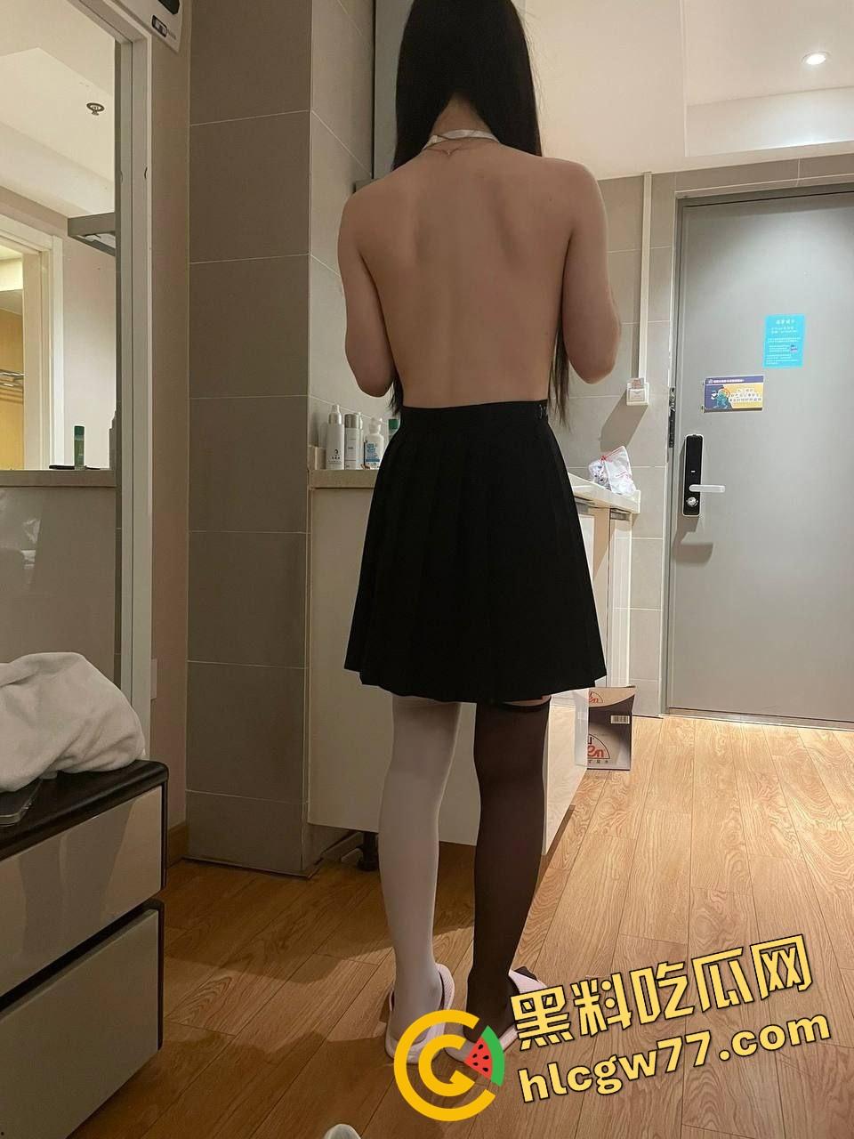 石家庄精神小妹【李亿亿】穿JK制服上门舔棒,含着鸡巴的样子贱得想让人一巴掌操她脸上!-11