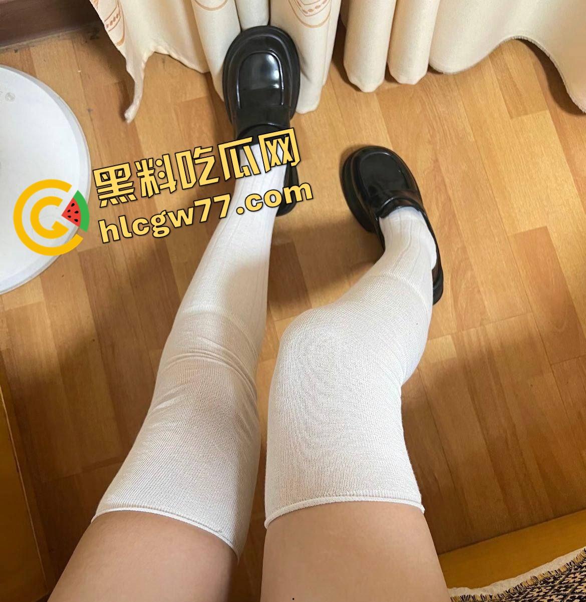 石家庄精神小妹【李亿亿】穿JK制服上门舔棒,含着鸡巴的样子贱得想让人一巴掌操她脸上!-15