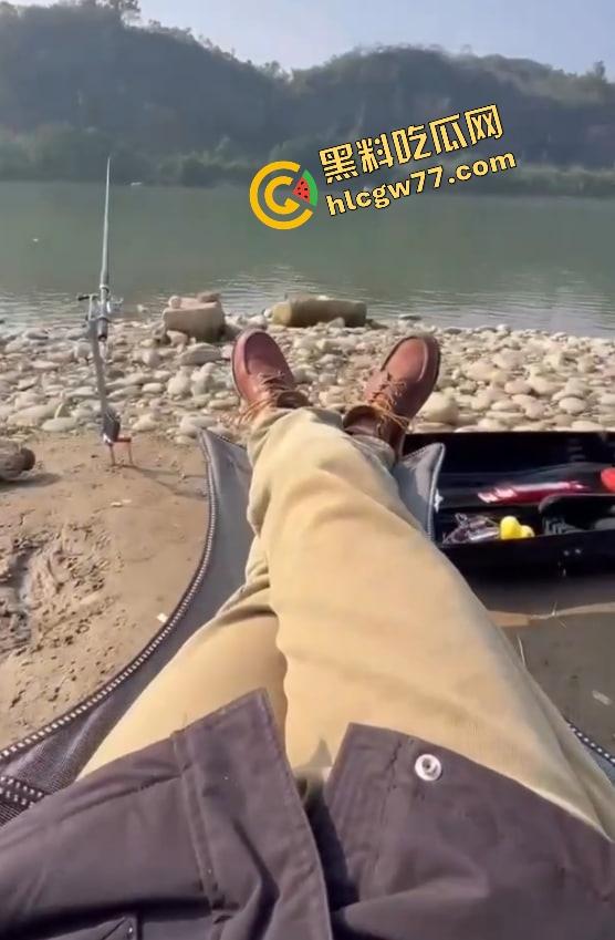 最强钓鱼媛诞生，别人在钓鱼她在钓老公，全裸甩奶抛竿甩出双峰，鱼懵了人疯了，我愿当她的鱼饵！-2