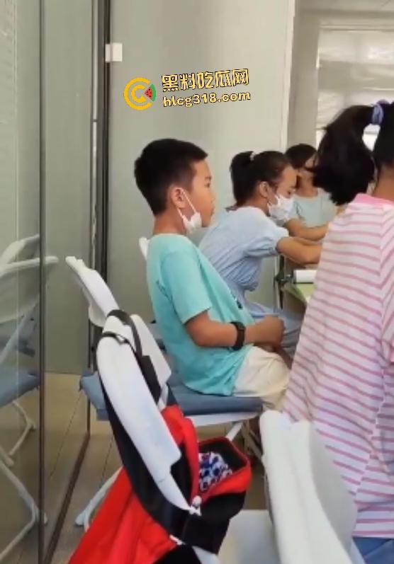 小学生教室打飞机竟因偷看老爸手机里老师黑丝开逼视频，这不是早熟，这是天生技能！-2