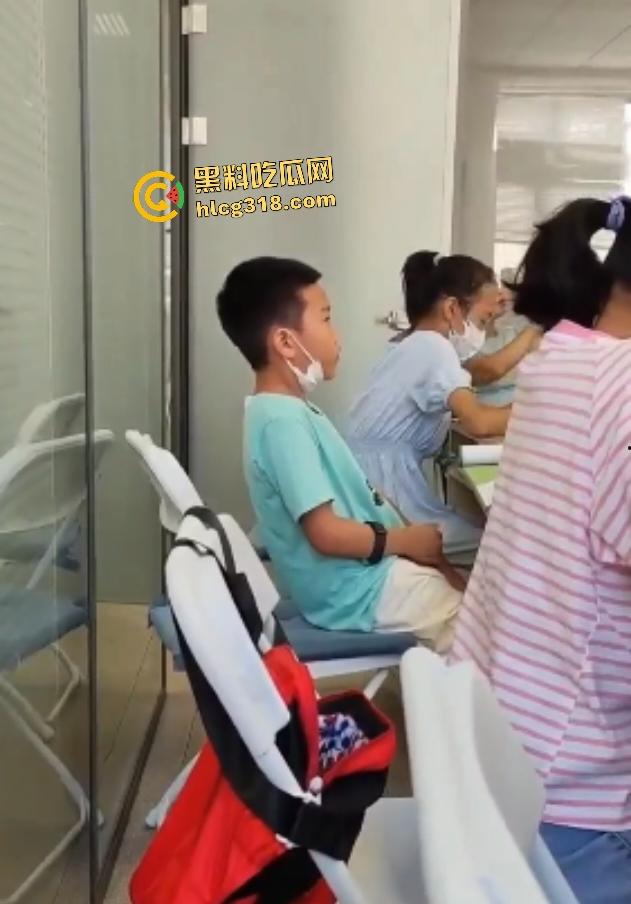 小学生教室打飞机竟因偷看老爸手机里老师黑丝开逼视频，这不是早熟，这是天生技能！-3