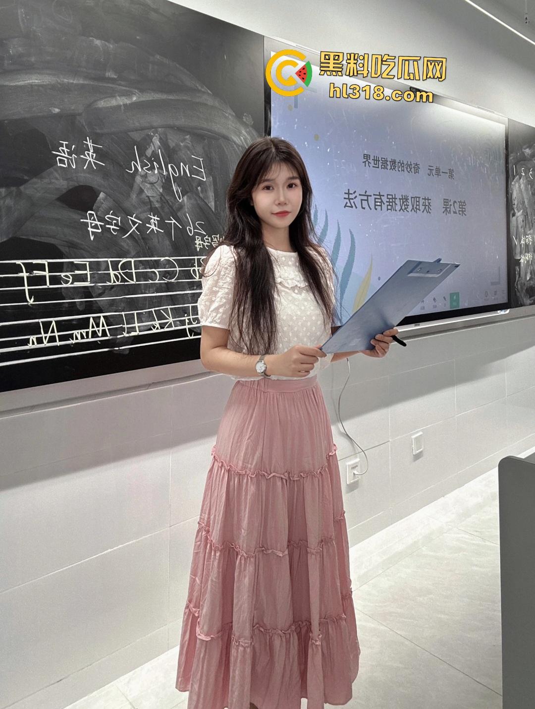 广西南宁埌西小学暑假开淫啪!女教师【梁晓媚】张开巨盆大逼,狂吸男老师鸡巴,男老师暑假也要交作业?-1