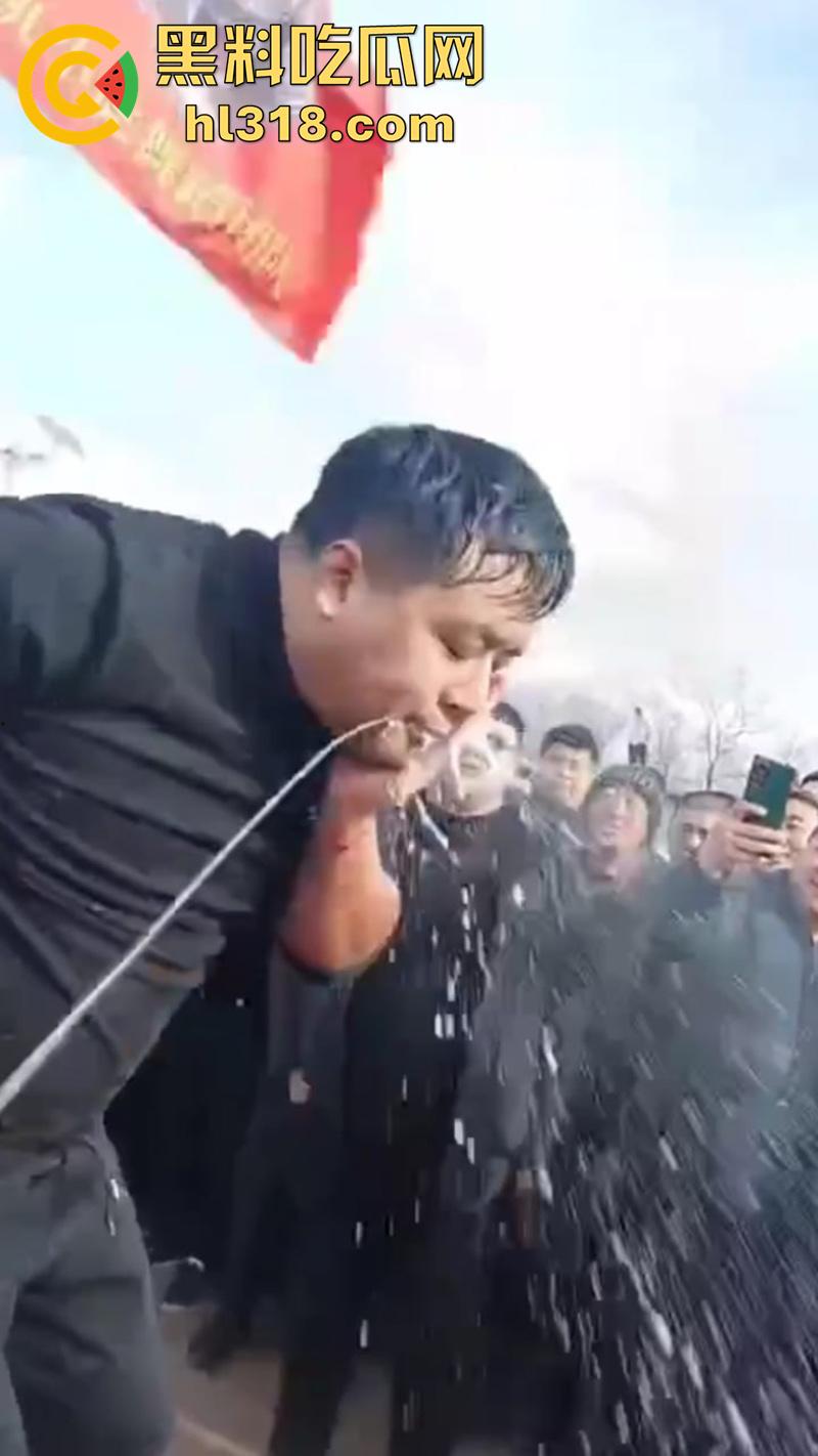 辽宁营口大石桥，对棚低俗表演现场实拍，各种钢针穿刺，铁链穿肉拉伸，玩的真够变态的啊！-3