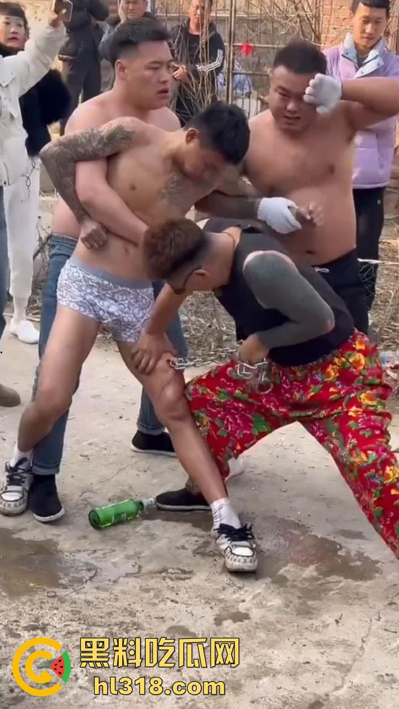 辽宁营口大石桥，对棚低俗表演现场实拍，各种钢针穿刺，铁链穿肉拉伸，玩的真够变态的啊！-5