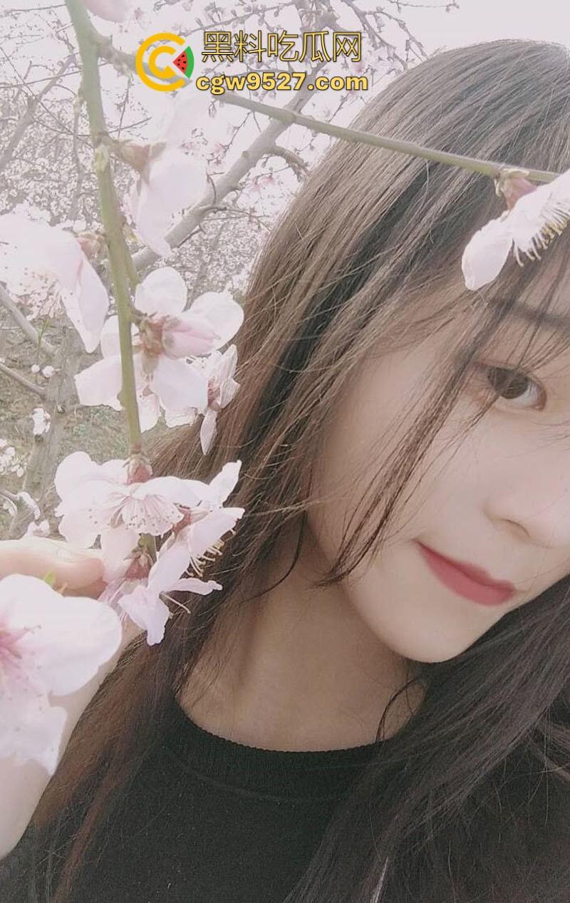 江南大学甜美女大【廖夏晴】小美遇人不淑跟绿帽渣男激情视频泄露,翘臀高抬跪床求操,淫水喷涌尽显狂野!-1