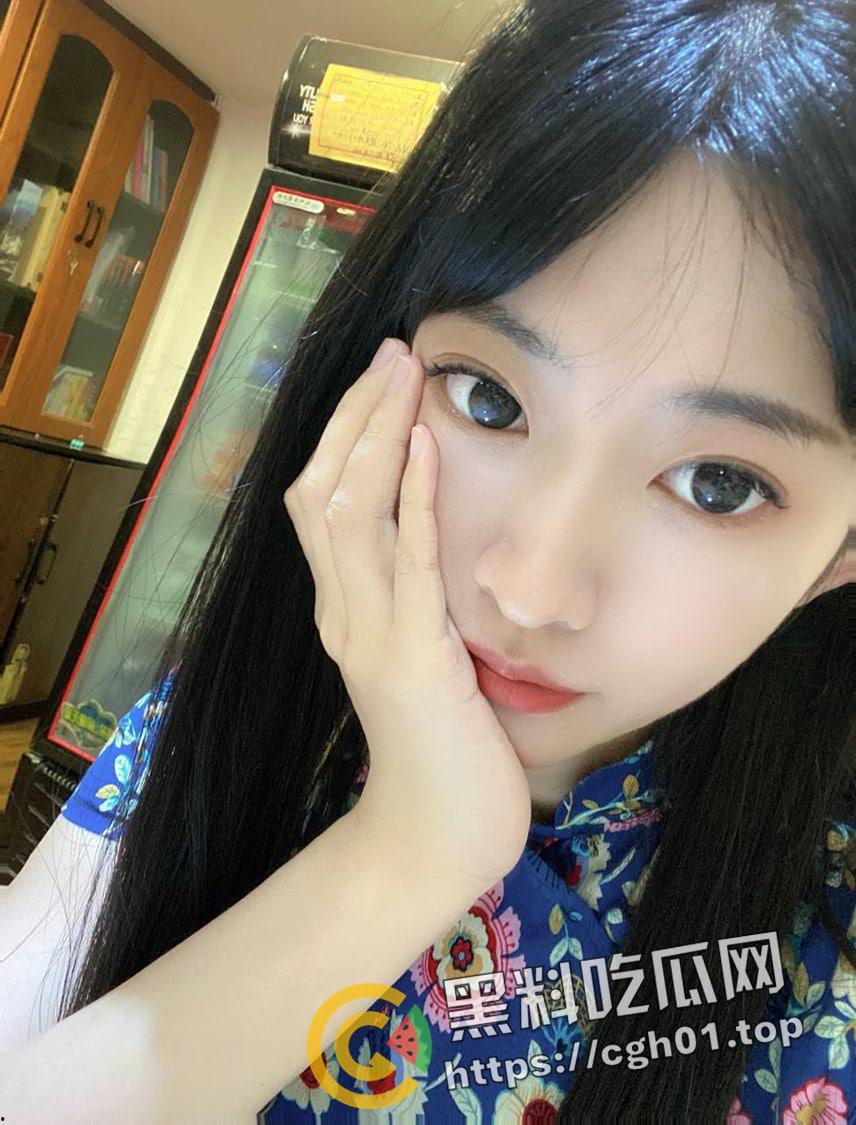 大一学妹爱吃鸡 可爱风小母狗喜欢吃鸡胜过操逼 反手摁过来拉着头发爆操-1