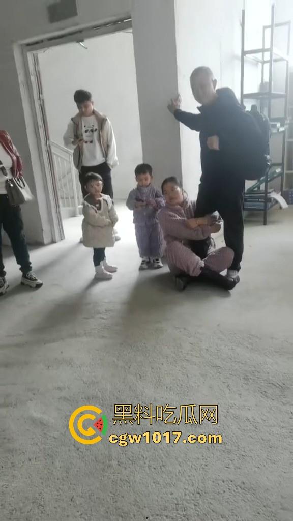 贵州龙里水长乡家具厂拖欠工资,员工携带孩子上门讨要薪资,抱着老板的大腿,都这样了不是哥们你还打算不给啊!-6