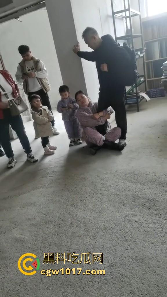 贵州龙里水长乡家具厂拖欠工资,员工携带孩子上门讨要薪资,抱着老板的大腿,都这样了不是哥们你还打算不给啊!-7