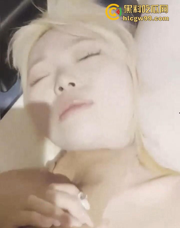 湖南高颜值反差金发母狗【李敖怡】约炮视频曝光，掐着脖子猛操白虎粉穴，内容炸裂！-11