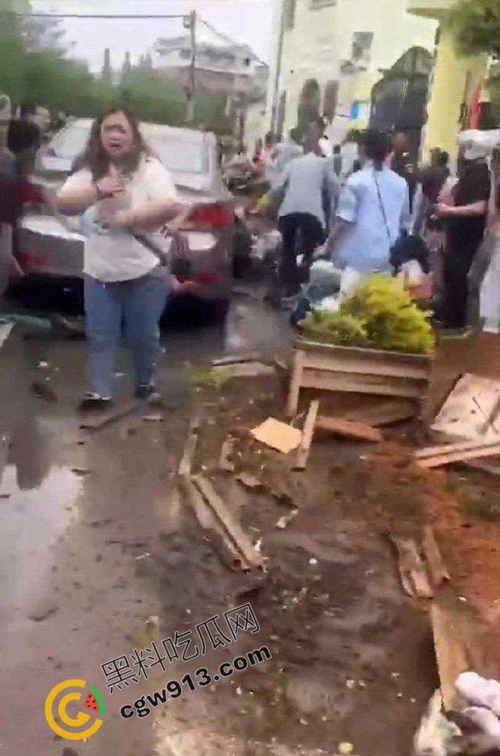 浙江金华苏孟小学门口恐怖一幕：车辆横冲直撞，血肉模糊，众亲痛哭！心狠手辣的司机是报复社会还是另有隐情？-4