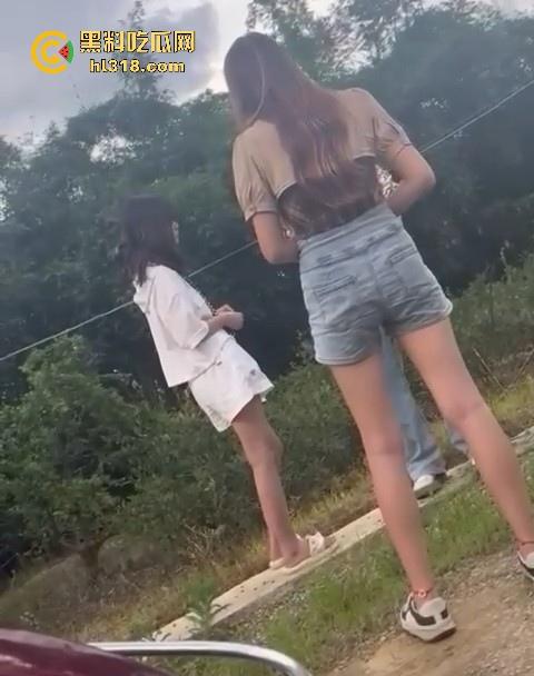 贵州精神小妹围殴15岁妹妹,拳打脚踢打到躺下下了还不停手,,女生打架也挺猛,画面极其暴力血腥!-1