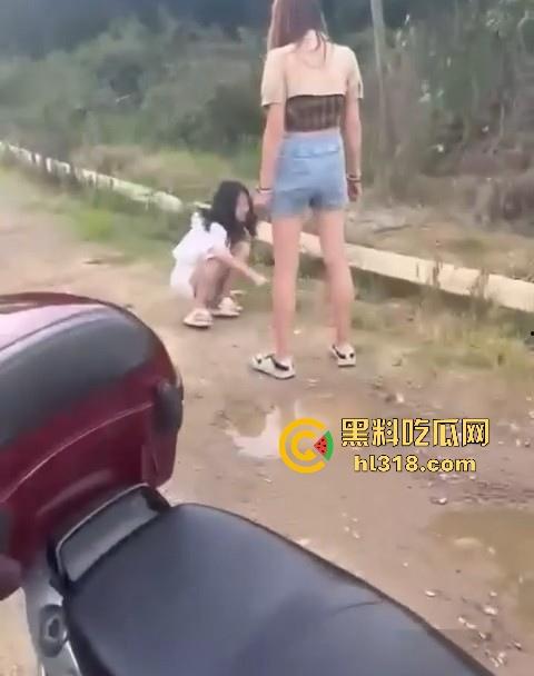 贵州精神小妹围殴15岁妹妹,拳打脚踢打到躺下下了还不停手,,女生打架也挺猛,画面极其暴力血腥!-3