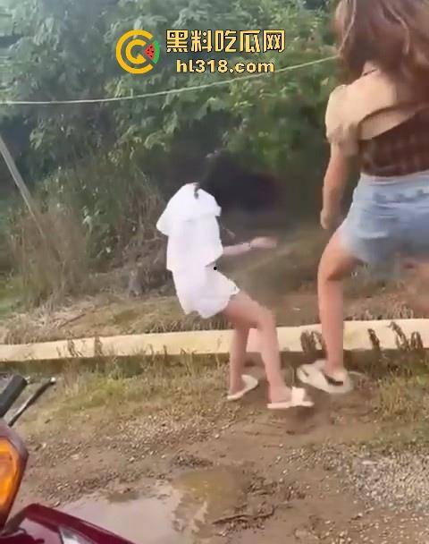 贵州精神小妹围殴15岁妹妹,拳打脚踢打到躺下下了还不停手,,女生打架也挺猛,画面极其暴力血腥!-5