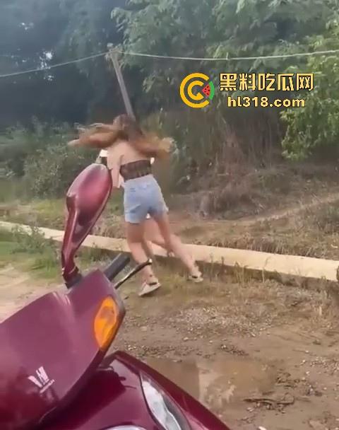 贵州精神小妹围殴15岁妹妹,拳打脚踢打到躺下下了还不停手,,女生打架也挺猛,画面极其暴力血腥!-6