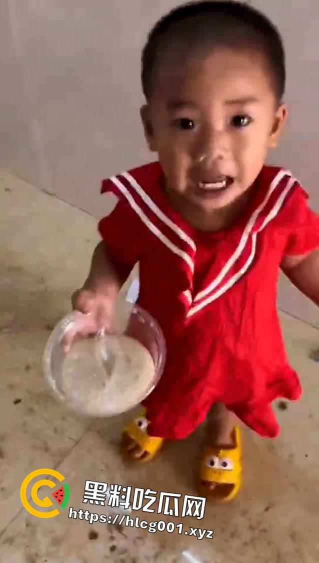 海南澄迈 几个幼儿被关家无人看管 一天没饭吃 屎尿弄一地有人生没人养-5