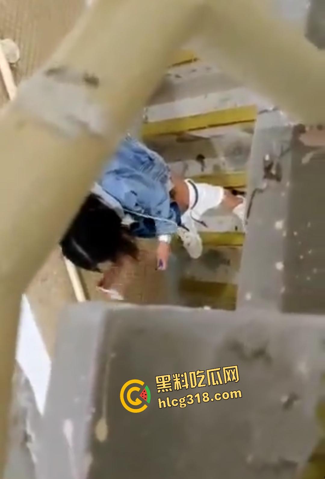 年轻人楼道激战做爱被偷拍!内射后纸擦逼险被抓,楼上大哥差点笑出声!-3