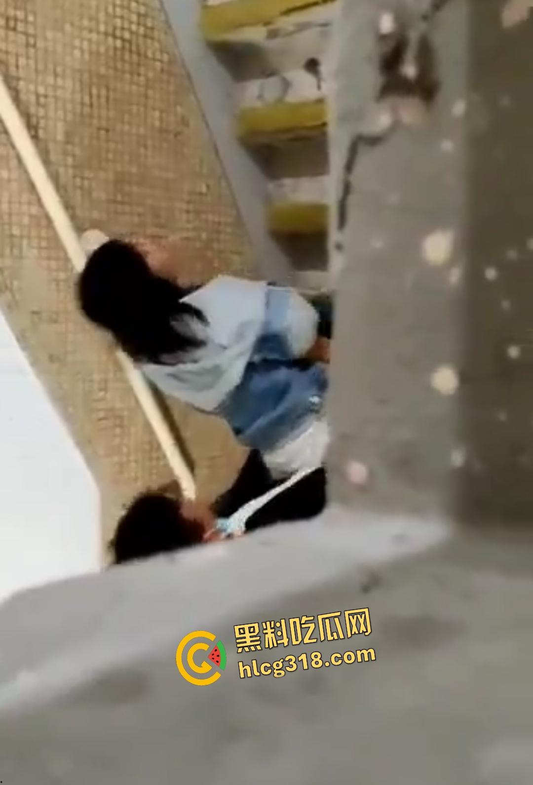 年轻人楼道激战做爱被偷拍!内射后纸擦逼险被抓,楼上大哥差点笑出声!-6