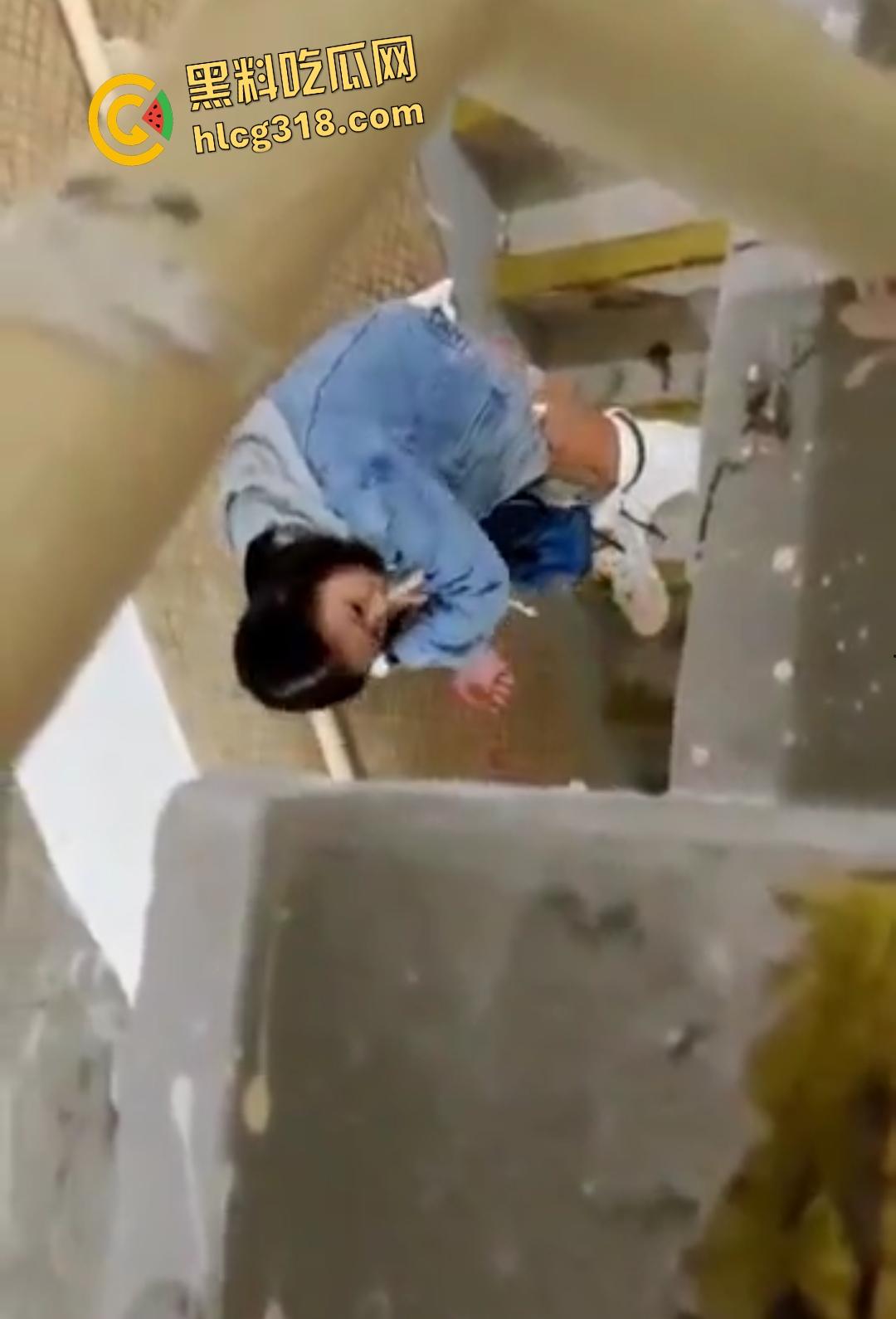 年轻人楼道激战做爱被偷拍!内射后纸擦逼险被抓,楼上大哥差点笑出声!-7