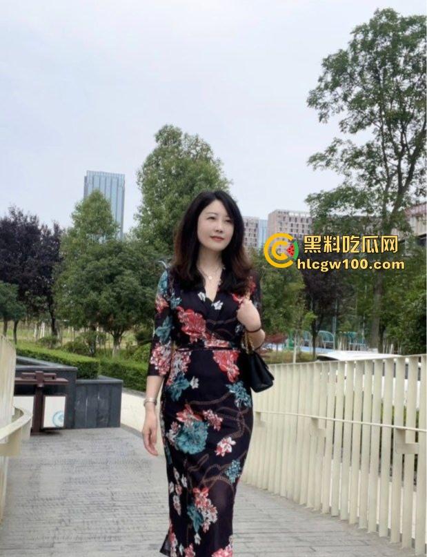 气质嫂子以身抵债，肉体500一次相当公道，老公欠债还不上，嫂子主动肉偿，乡里乡亲全来帮忙了！-2