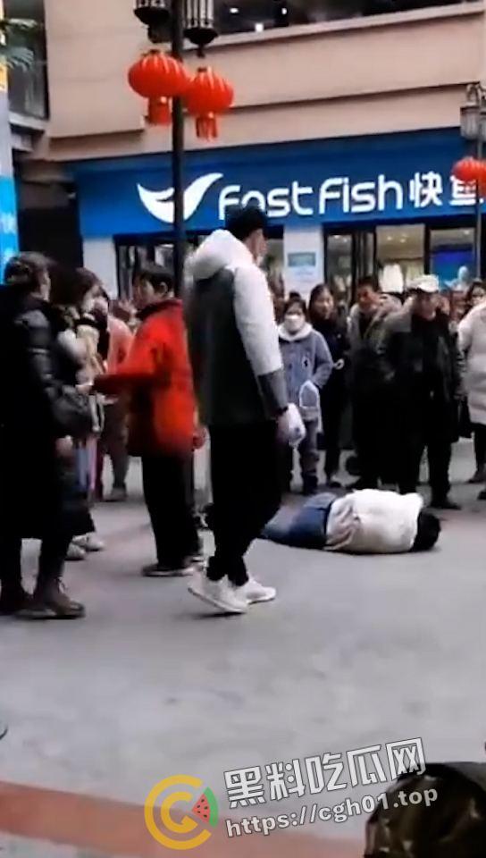 一家三口齐上阵 儿女帮妈打小三 这下全都要进局子了 吃瓜现场直达-2