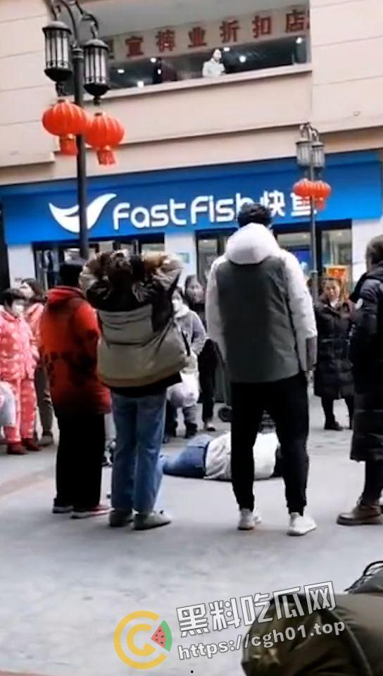 一家三口齐上阵 儿女帮妈打小三 这下全都要进局子了 吃瓜现场直达-3