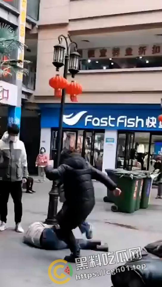 一家三口齐上阵 儿女帮妈打小三 这下全都要进局子了 吃瓜现场直达-4