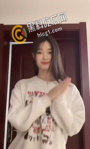 南京大学极品一字马裤里丝舞蹈生 漂亮学生妹私下极度反差 丰乳翘臀极品身材 黑丝大长腿抗肩猛操-1