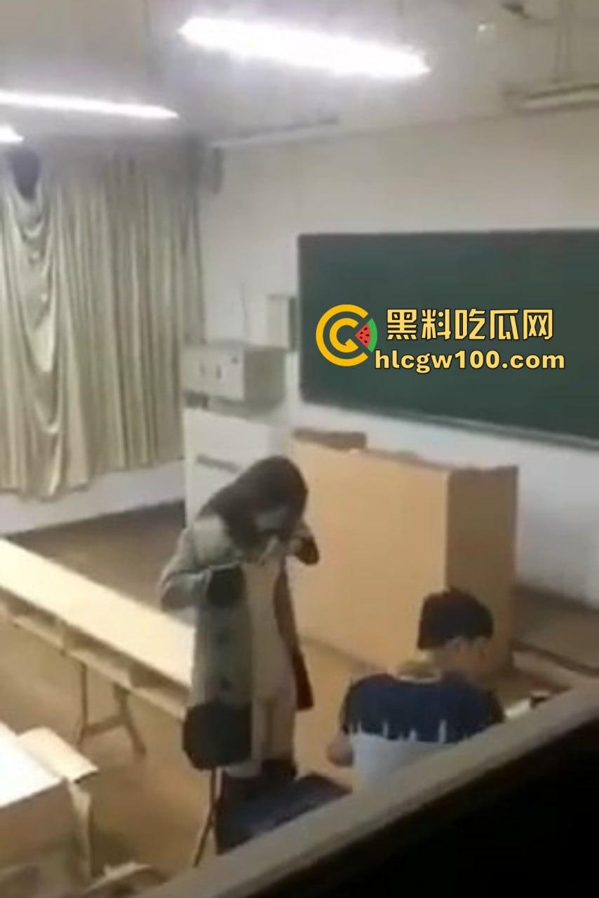 教室里的DO爱曝光震撼来袭！课桌变大床黑板变背景姿势花样百出，年轻人玩的就是课桌上的快感，谁还要大床房？-6