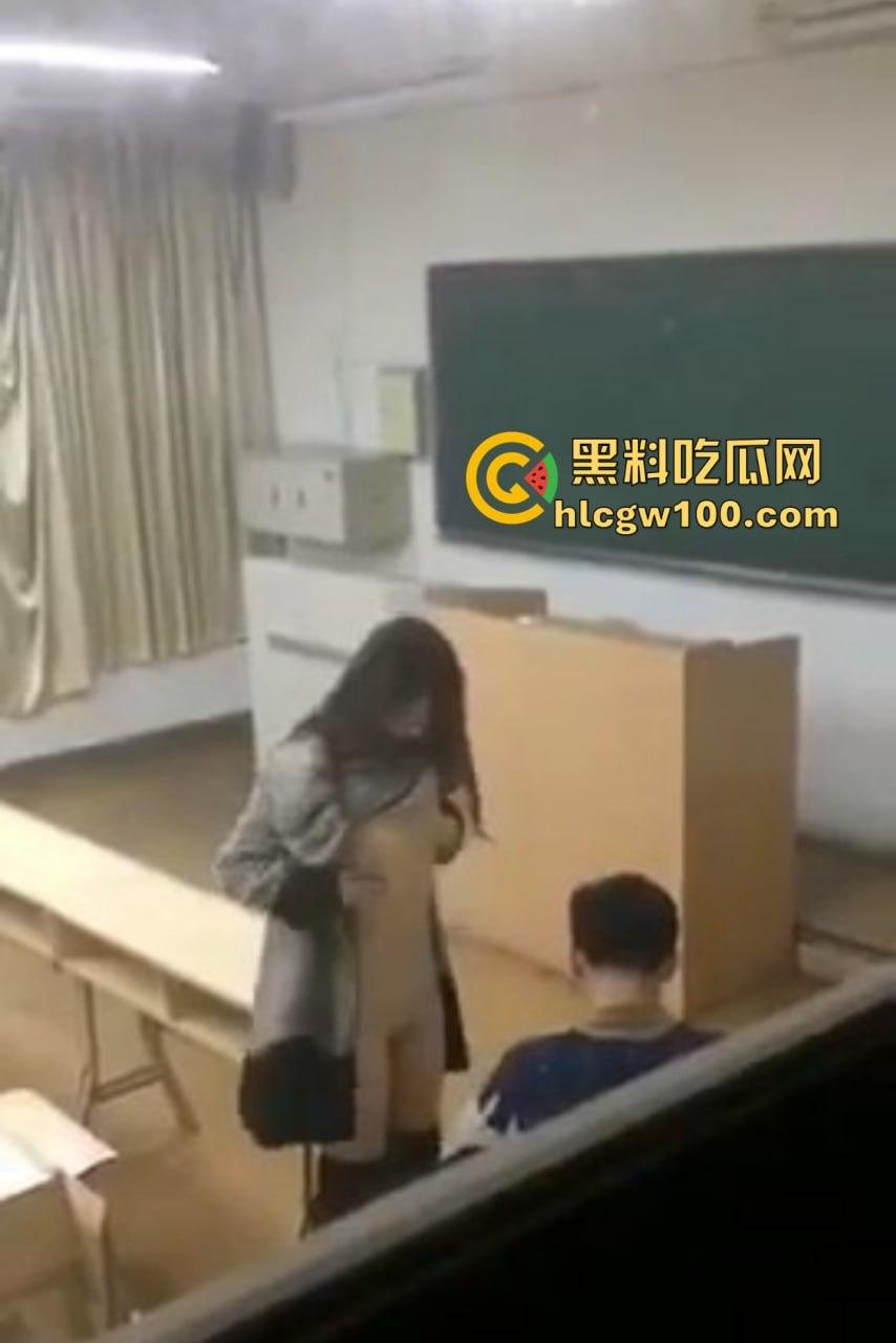 教室里的DO爱曝光震撼来袭！课桌变大床黑板变背景姿势花样百出，年轻人玩的就是课桌上的快感，谁还要大床房？-11