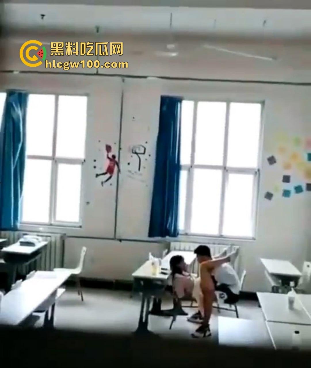 教室里的DO爱曝光震撼来袭！课桌变大床黑板变背景姿势花样百出，年轻人玩的就是课桌上的快感，谁还要大床房？-14