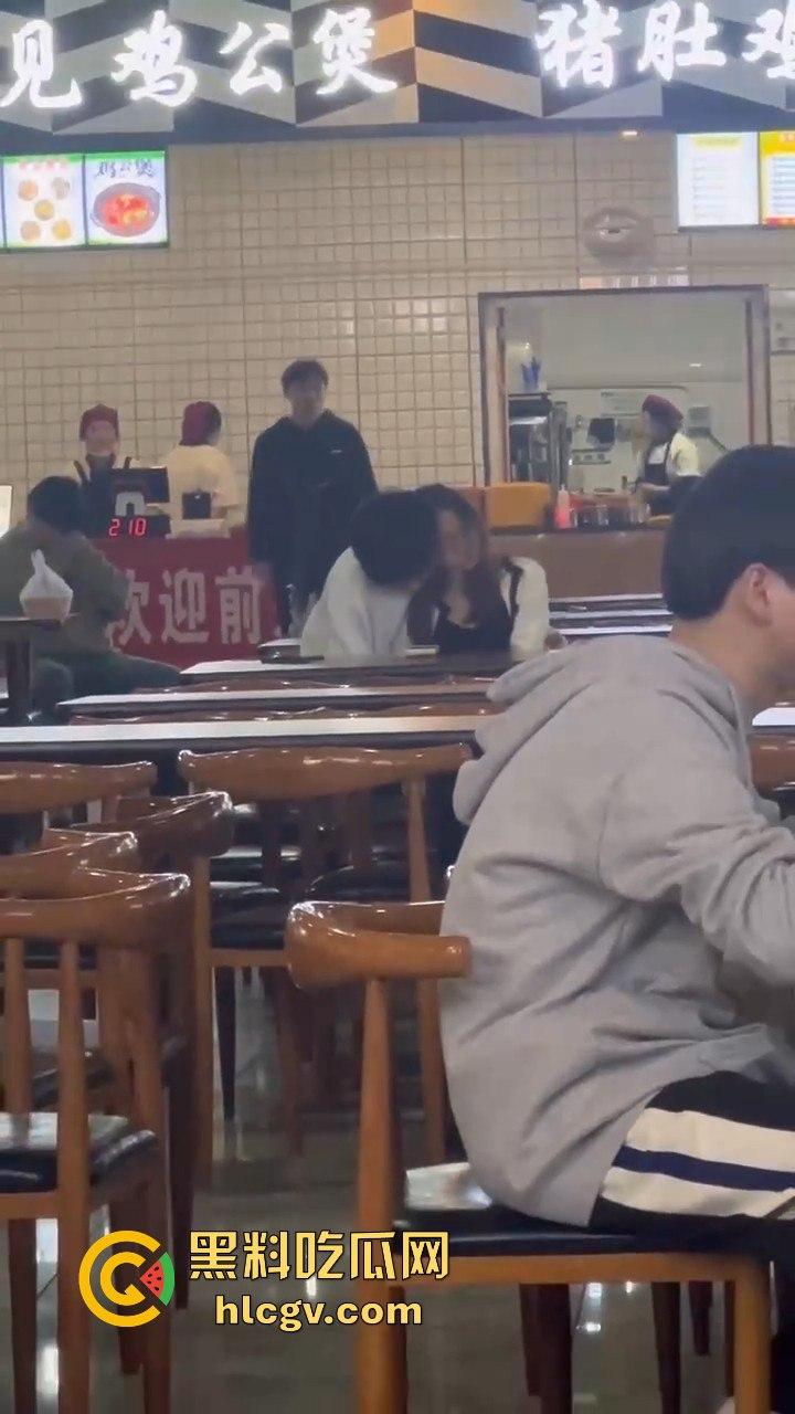 鸡公煲没来先抠逼!西安培华学院食堂大胆男女全程上演真人秀,吃瓜同学惊呆!-3