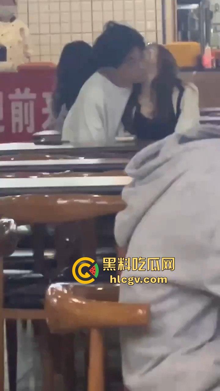 鸡公煲没来先抠逼!西安培华学院食堂大胆男女全程上演真人秀,吃瓜同学惊呆!-6