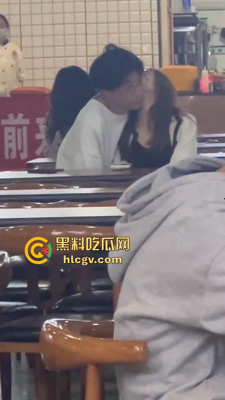 鸡公煲没来先抠逼!西安培华学院食堂大胆男女全程上演真人秀,吃瓜同学惊呆!-7