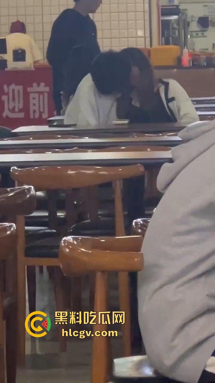 鸡公煲没来先抠逼!西安培华学院食堂大胆男女全程上演真人秀,吃瓜同学惊呆!-9