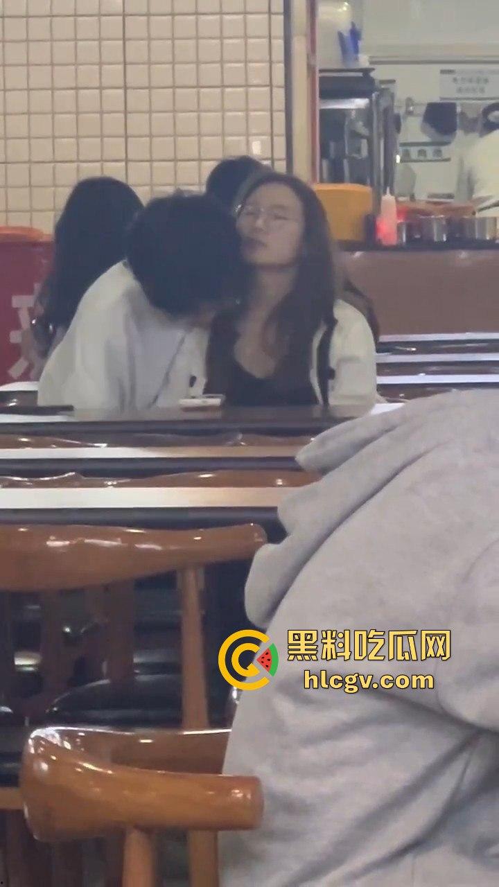 鸡公煲没来先抠逼!西安培华学院食堂大胆男女全程上演真人秀,吃瓜同学惊呆!-10