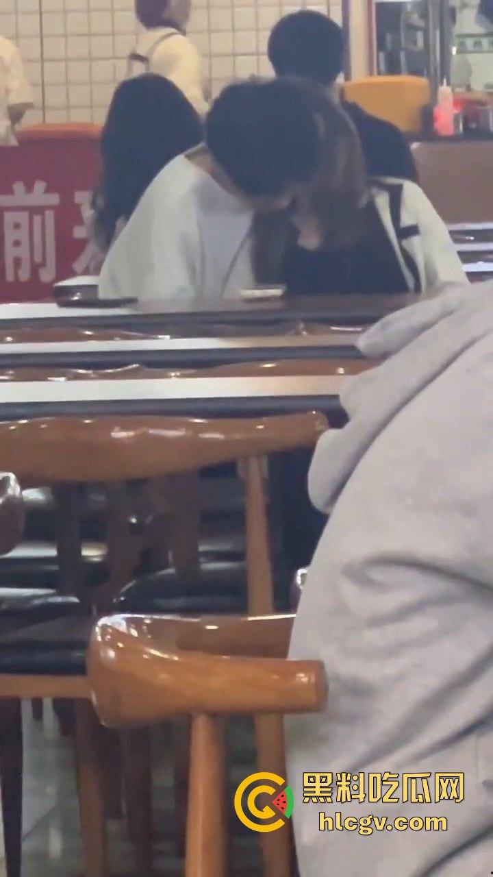 鸡公煲没来先抠逼!西安培华学院食堂大胆男女全程上演真人秀,吃瓜同学惊呆!-11