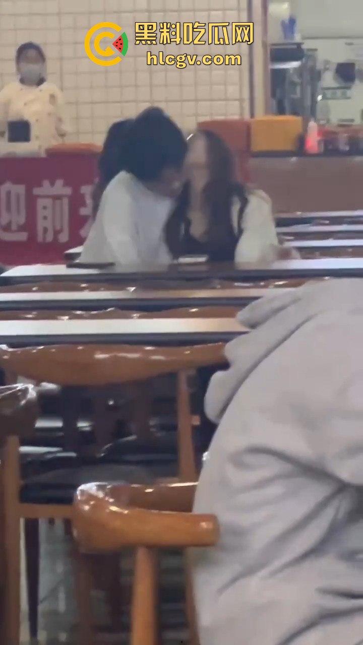 鸡公煲没来先抠逼!西安培华学院食堂大胆男女全程上演真人秀,吃瓜同学惊呆!-12