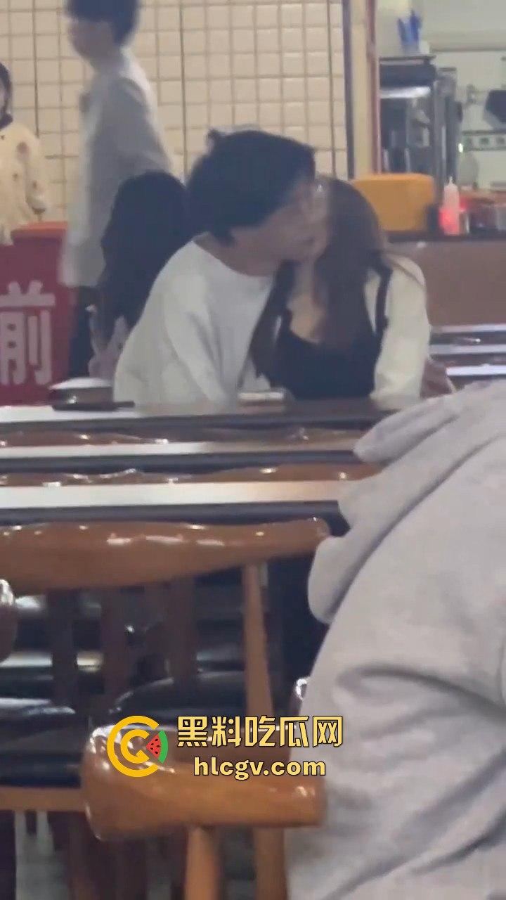 鸡公煲没来先抠逼!西安培华学院食堂大胆男女全程上演真人秀,吃瓜同学惊呆!-13