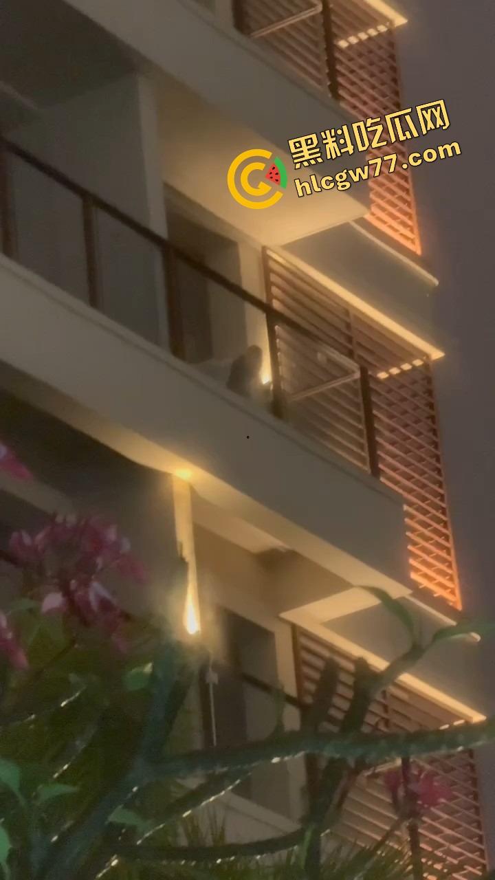 天气热了,干逼就得阳台上搞,窗边开操凉快又环保,低碳环保的激情你懂吗?-2