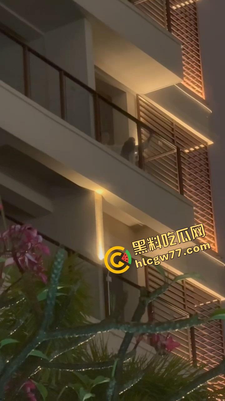 天气热了,干逼就得阳台上搞,窗边开操凉快又环保,低碳环保的激情你懂吗?-3