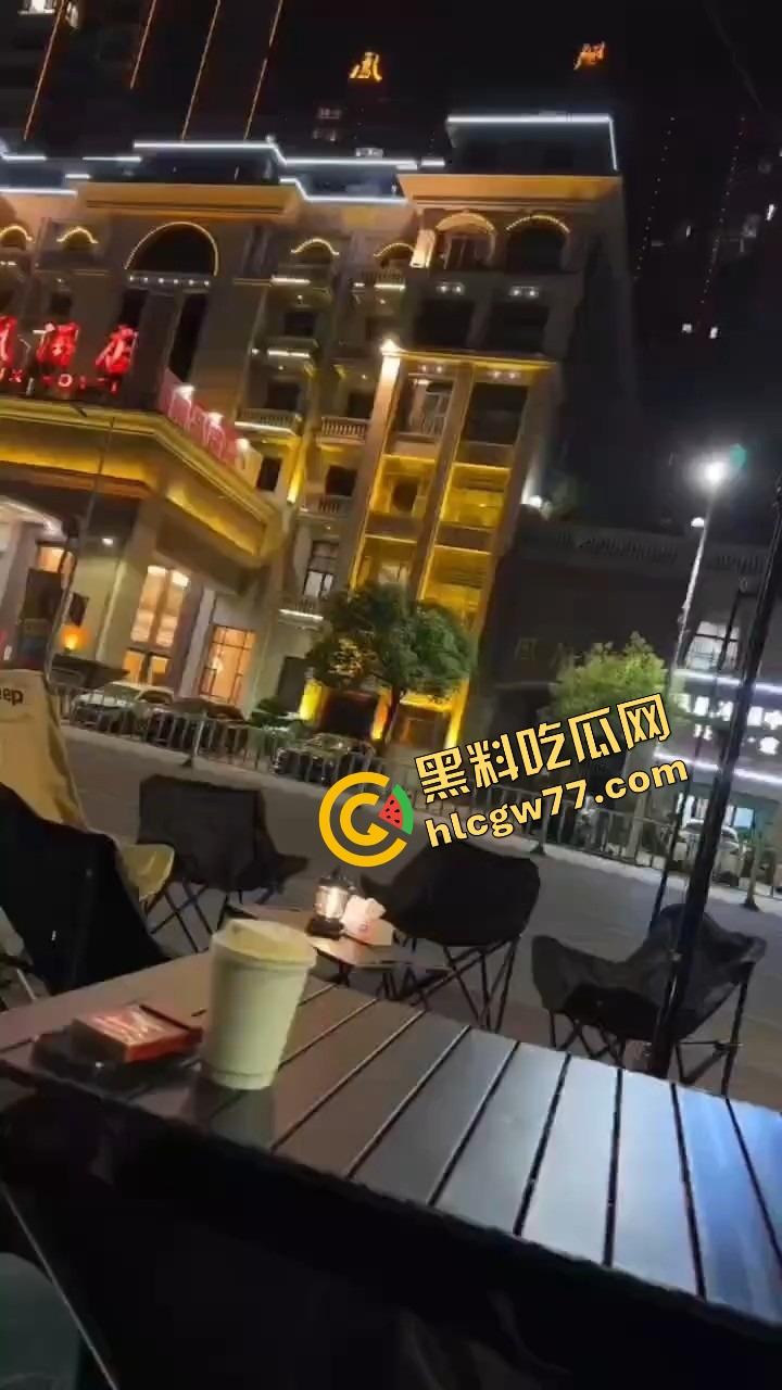 天气热了,干逼就得阳台上搞,窗边开操凉快又环保,低碳环保的激情你懂吗?-5