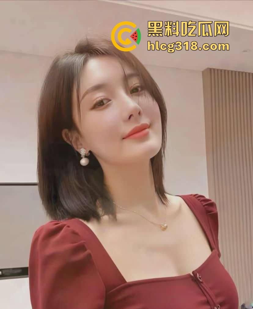 KTV里都开始轮流干嫂子,兄弟喊麦伴奏,兄弟老婆众人炮架都能当众干,喝酒唱歌举杯助兴!-1