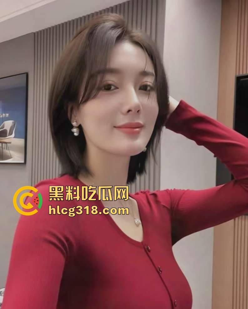 KTV里都开始轮流干嫂子,兄弟喊麦伴奏,兄弟老婆众人炮架都能当众干,喝酒唱歌举杯助兴!-3