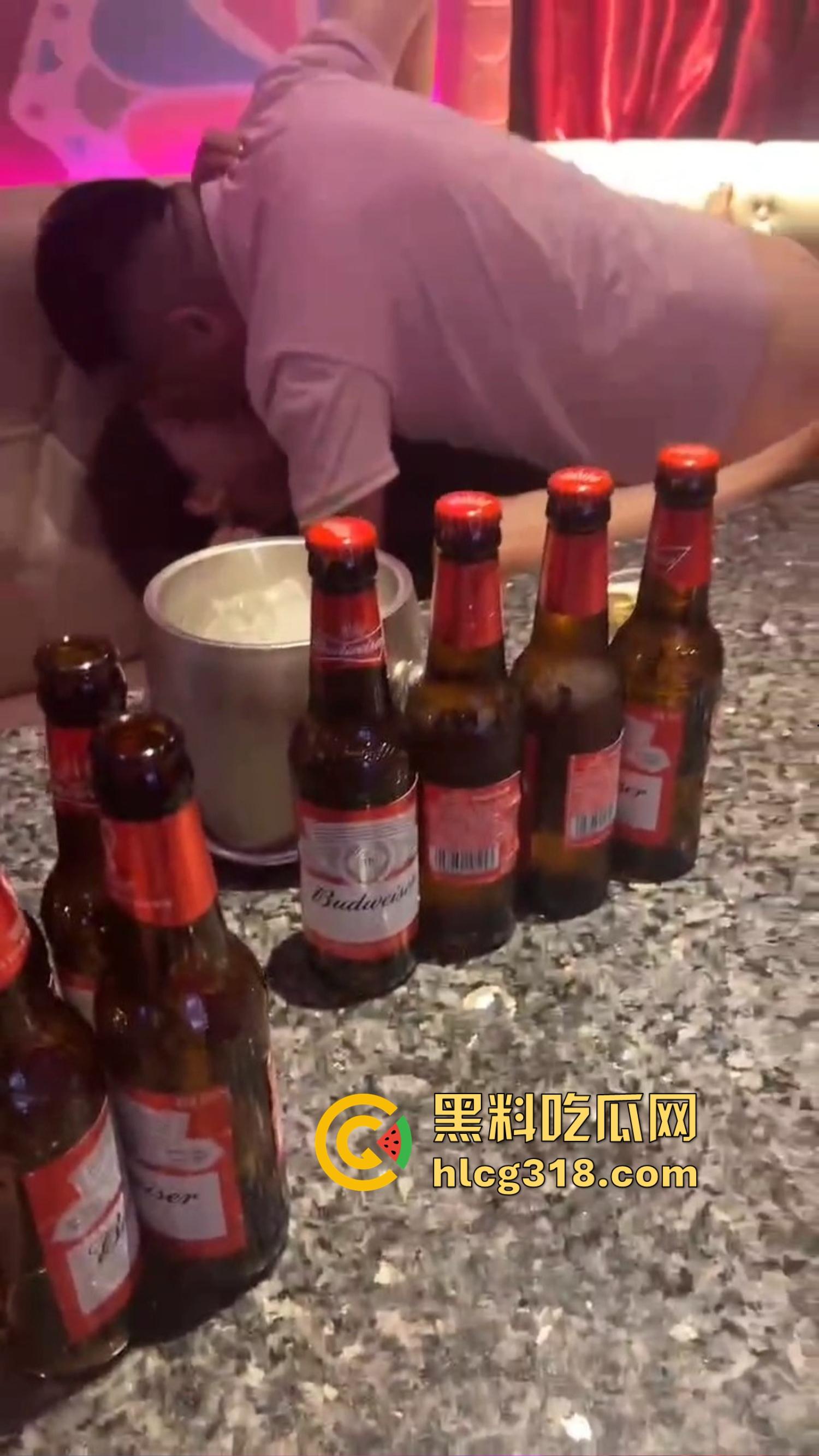 KTV里都开始轮流干嫂子,兄弟喊麦伴奏,兄弟老婆众人炮架都能当众干,喝酒唱歌举杯助兴!-4