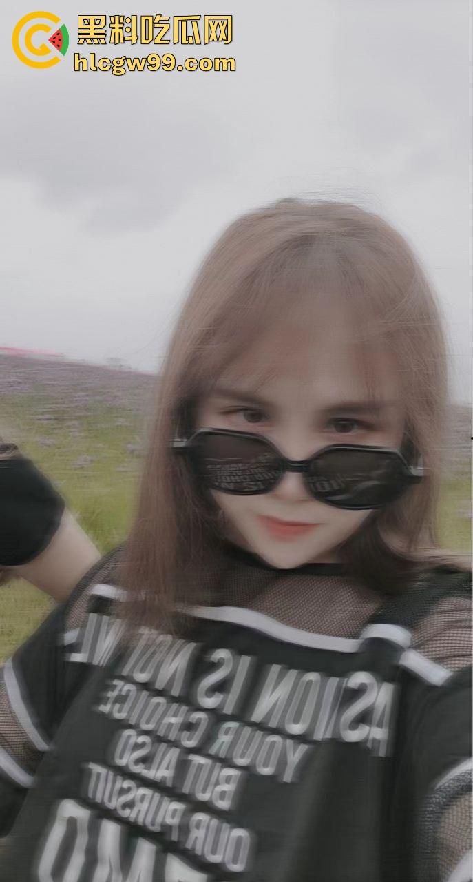 湖北人妻【李亭杉】背着老公和情人酒店开房,饥渴得衣服都来不及脱,主动翘臀求操,被压在床上暴力输出!-4