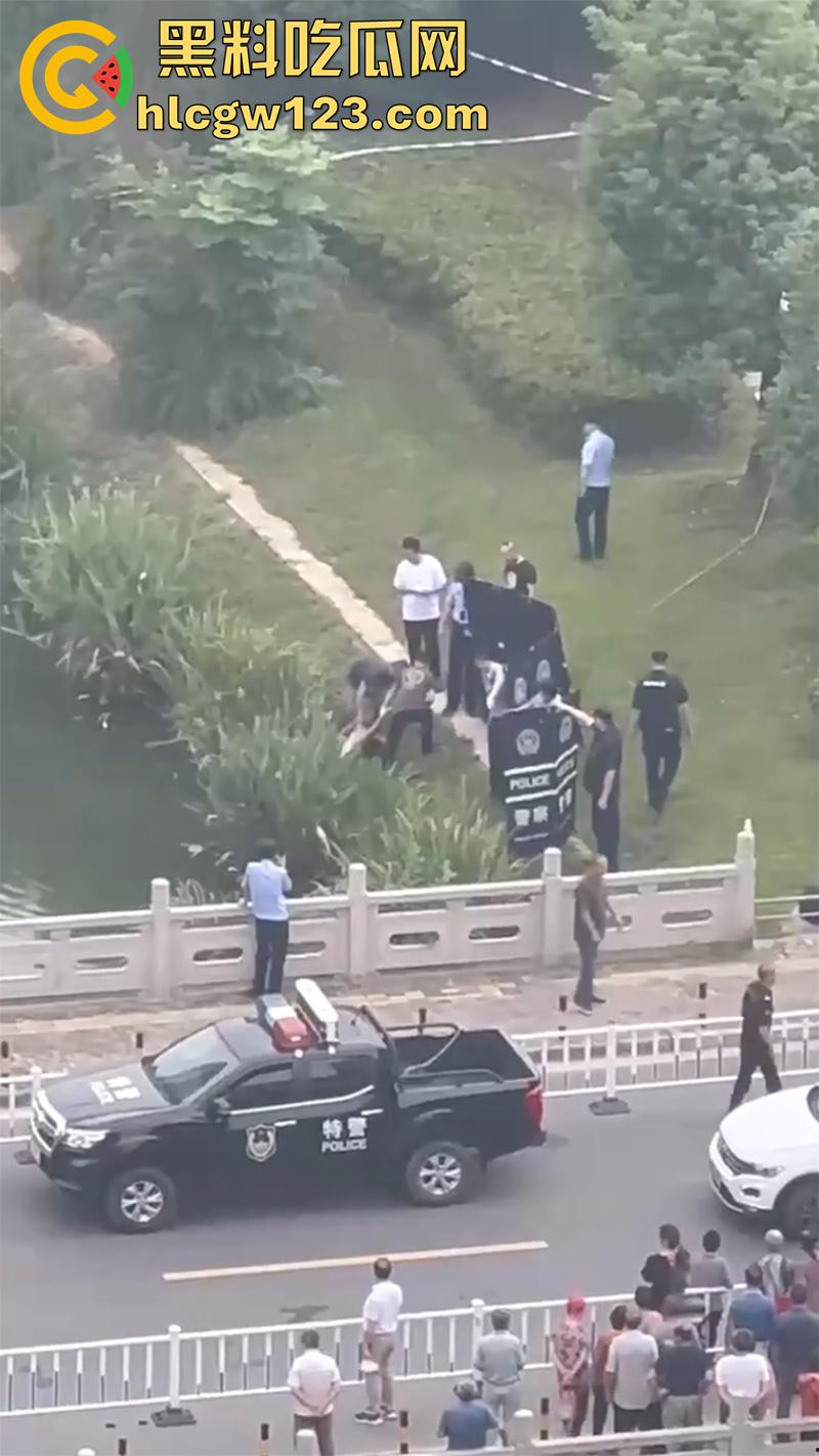 扬州振兴花园二期河道,发现一具21岁女尸,全身赤裸疑似是被害,打捞画面流出,胆小者勿入!-8