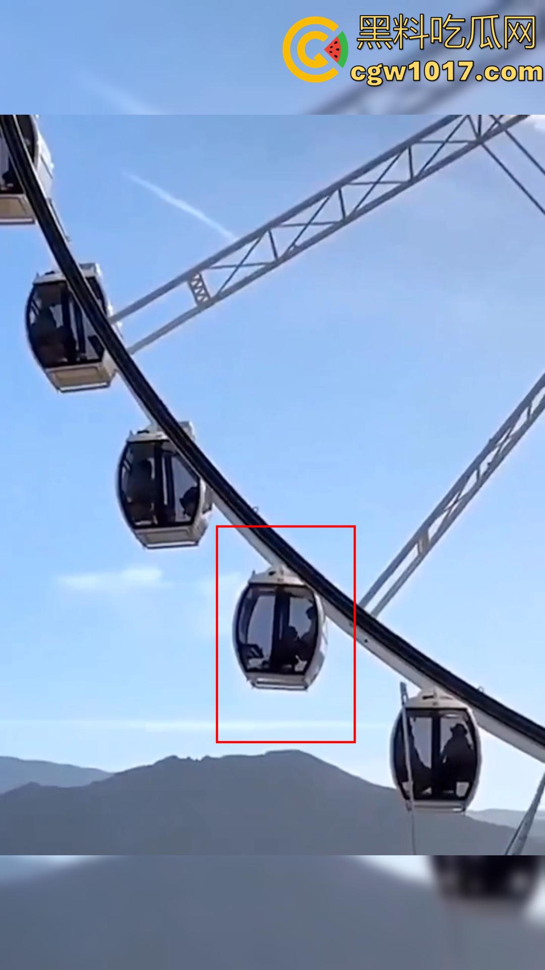 摩天轮刚启动就开吃!饥渴洋妞当众跪舔弟弟 舱内上演活春宫 生怕别人看不到 太敢玩了!-5