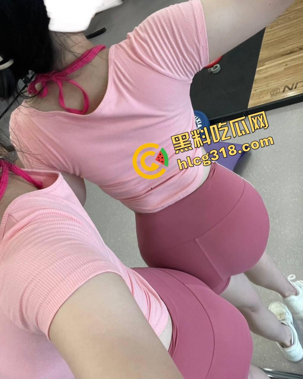 绿帽惨剧真实上演,兄弟亲手操自己女友内裤还没落地就开干,老婆被干到呻吟求饶,看完根本停不下来!-2