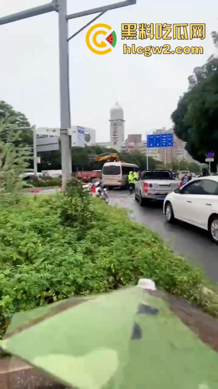 广东潮州公务车撞死逆行摩托男 暗访变肇事 全警车都出动了-7